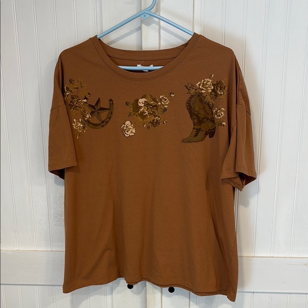 Maurices light brown short sleeve T-Shirt W/flowers & cowboy boots size XXL